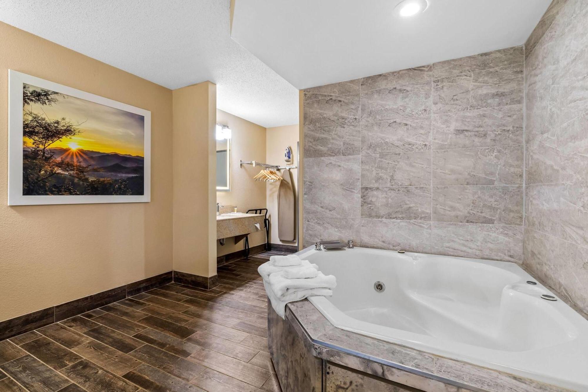 Days Inn By Wyndham Black River Falls - Access To Atv Trail Экстерьер фото